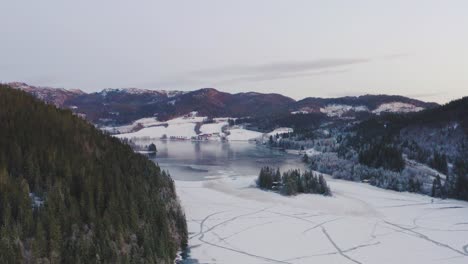 雪景美麗的山脈和冰凍的湖泊在冬天在北方