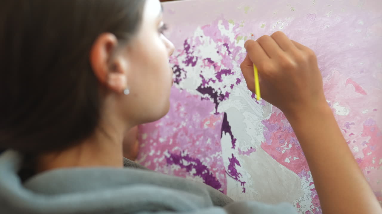 숫자로 그림 그리는 여자