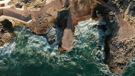 Olas-Oceánicas-Rompiendo-En-La-Costa-Rocosa-De-Citta-Del-Mare-perla-Del-Golfo-En-Verano-En-Terrasini,-Palermo,-Sicilia,-Italia