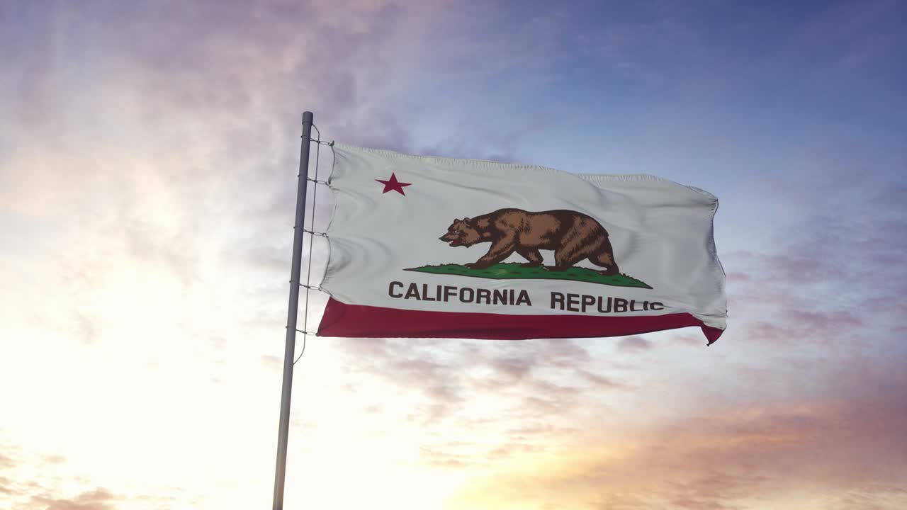 Bandiera dello stato della California che sventola al vento. Sfondo con cielo drammatico. 4K