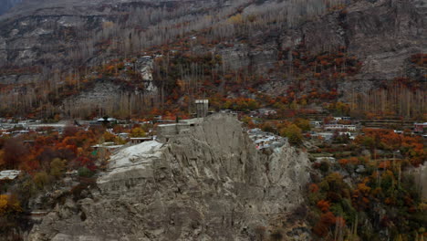 antiguo fuerte de altit en karimabad, valle de hunza en gilgit baltistán, pakistán - toma aérea de drones