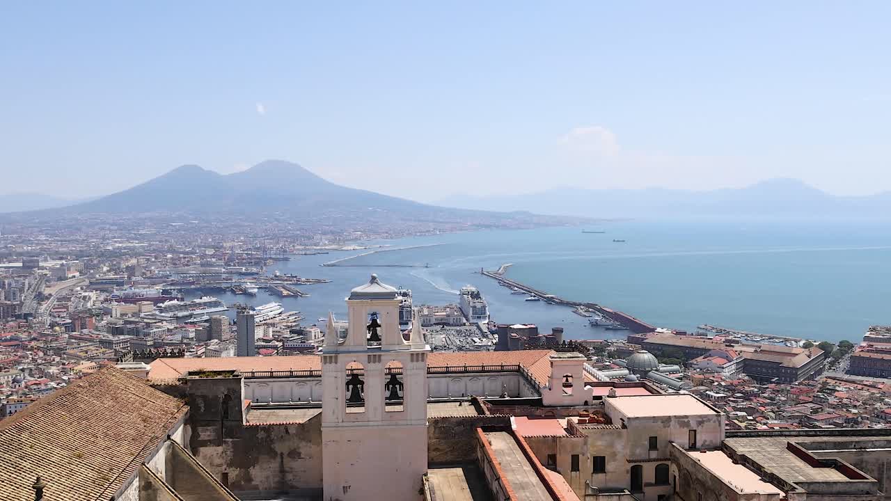 İtalya, Napoli'nin manzaralı şehir ve kıyı şeridi