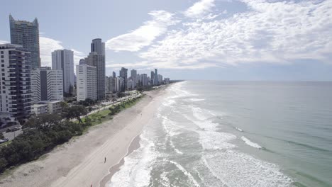 Volando-En-La-Playa-De-Arena-Con-La-Carretera-Costera-En-El-Paraíso-De-Los-Surfistas-En-Gold-Coast,-Queensland,-Australia