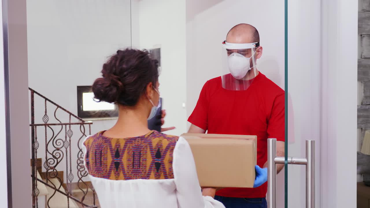 el mensajero entrega comida a casa.