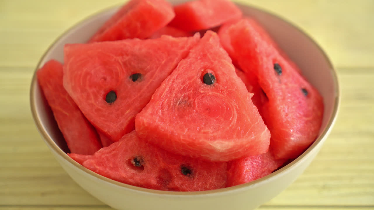 판에 잘라진 신선한 수박