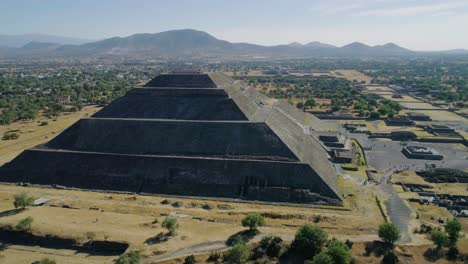 tempel van de zonnepiramide, bij het azteekse ruïnes nationaal monument, in het zonnige teotihuacan, mexico - luchtfoto