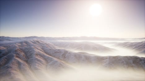 Berglandschaft-Mit-Tiefem-Nebel-Am-Morgen