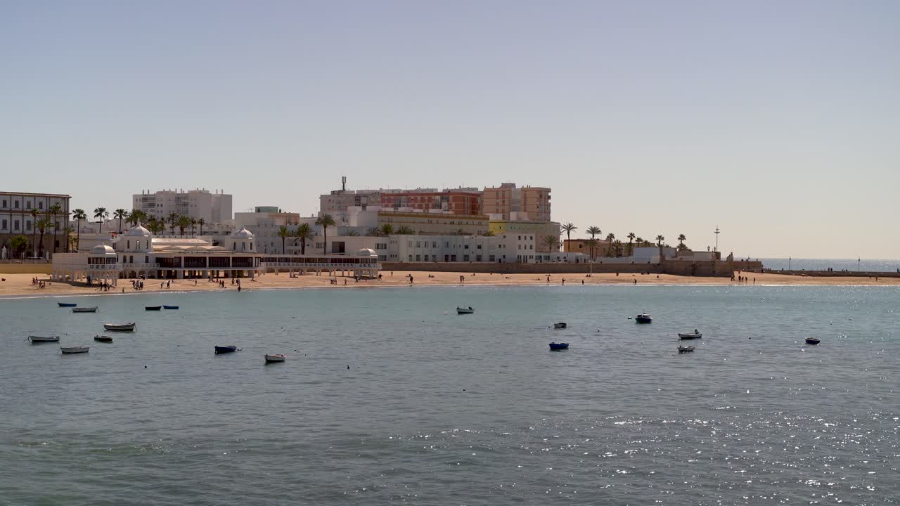 amplia vista abierta sobre el hermoso océano en la playa de cádiz con barcos de pesca y playa