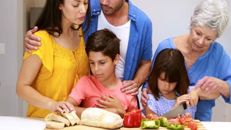 familia feliz preparando la comida