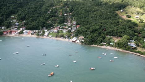 Luftdrohne-Fliegt-über-Dem-Strand-Von-Santa-Catarina,-Brasilien,-Wunderschönes-Meereslandschaftsreiseziel-In-Südamerika