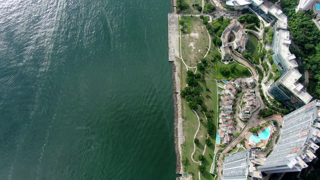 텔레그래프 베이 지역에 있는 홍콩 워터프론트 주거 고급 고층 빌딩의 조감도