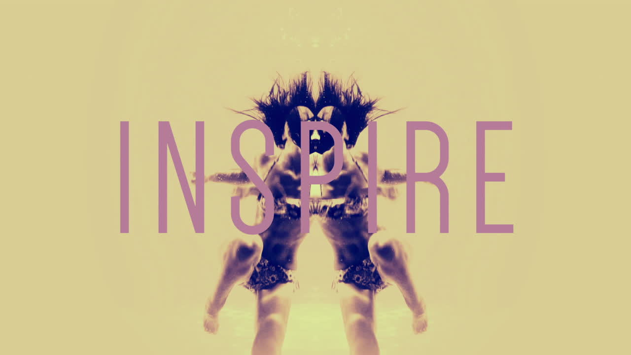 mujer en bikini buceando en la piscina con texto de inspiración