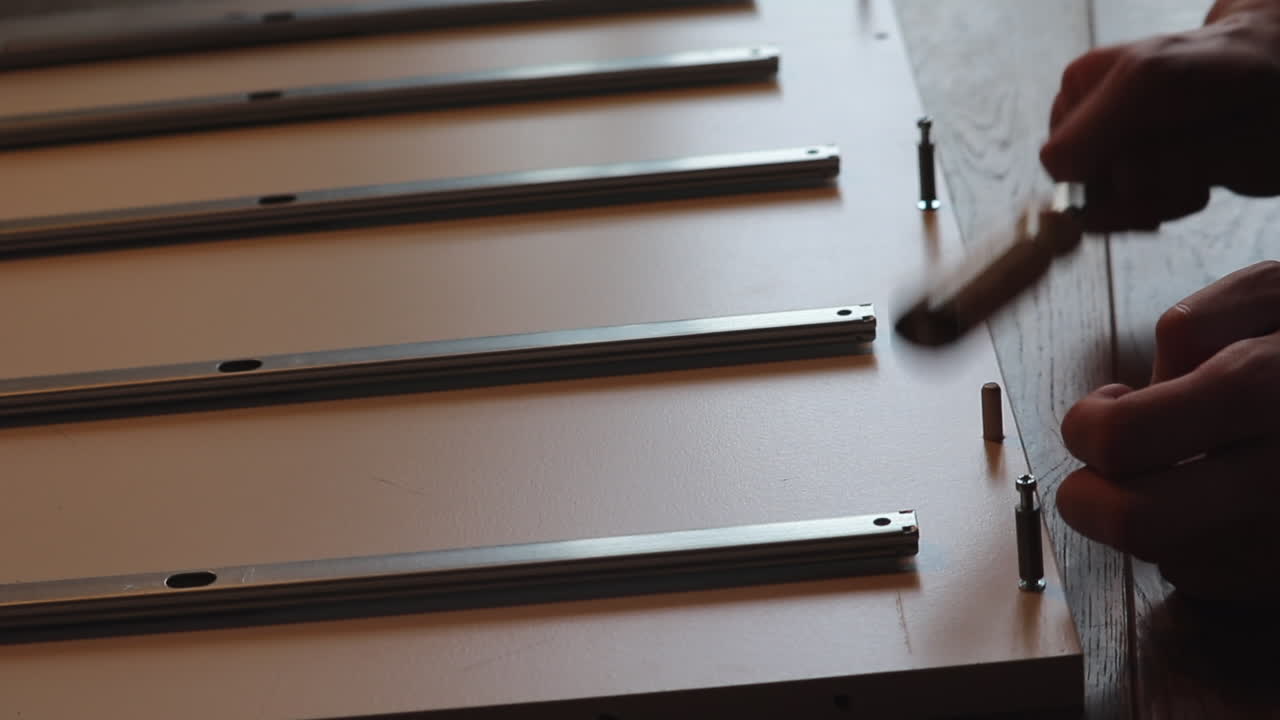 cierre el uso indebido del destornillador como martillo, falla el bricolaje