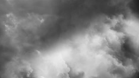 tormenta y nubes oscuras con relámpagos