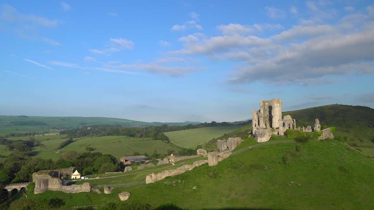 toma panorámica lenta del castillo de corfe a primera hora de la mañana, isla de purbeck, dorset, inglaterra