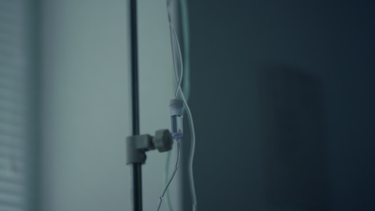 어두운 병원 병실에서 혈관 투석, 클리닉에서 항생제 비타민 치료.