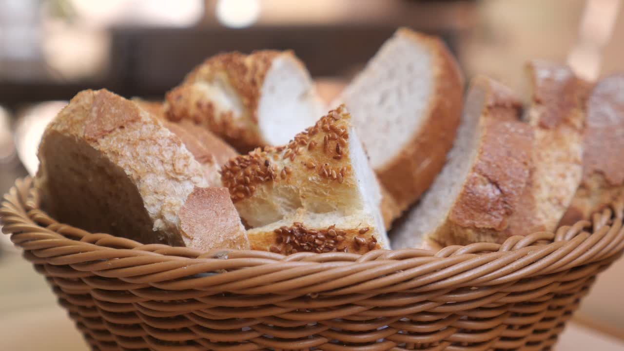 нарезанный хлеб в корзине