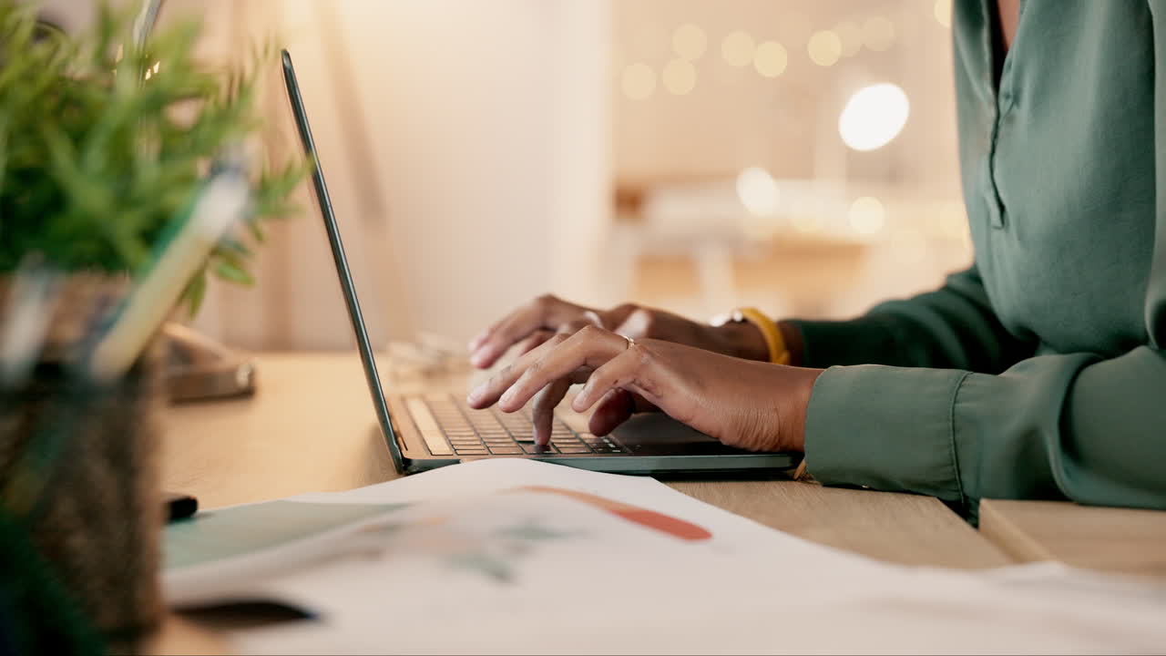 Nacht, laptop en vrouwenhanden typen op toetsenbord