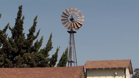 Rueda-De-Viento-Antigua-O-Clásica-En-California,-Estados-Unidos