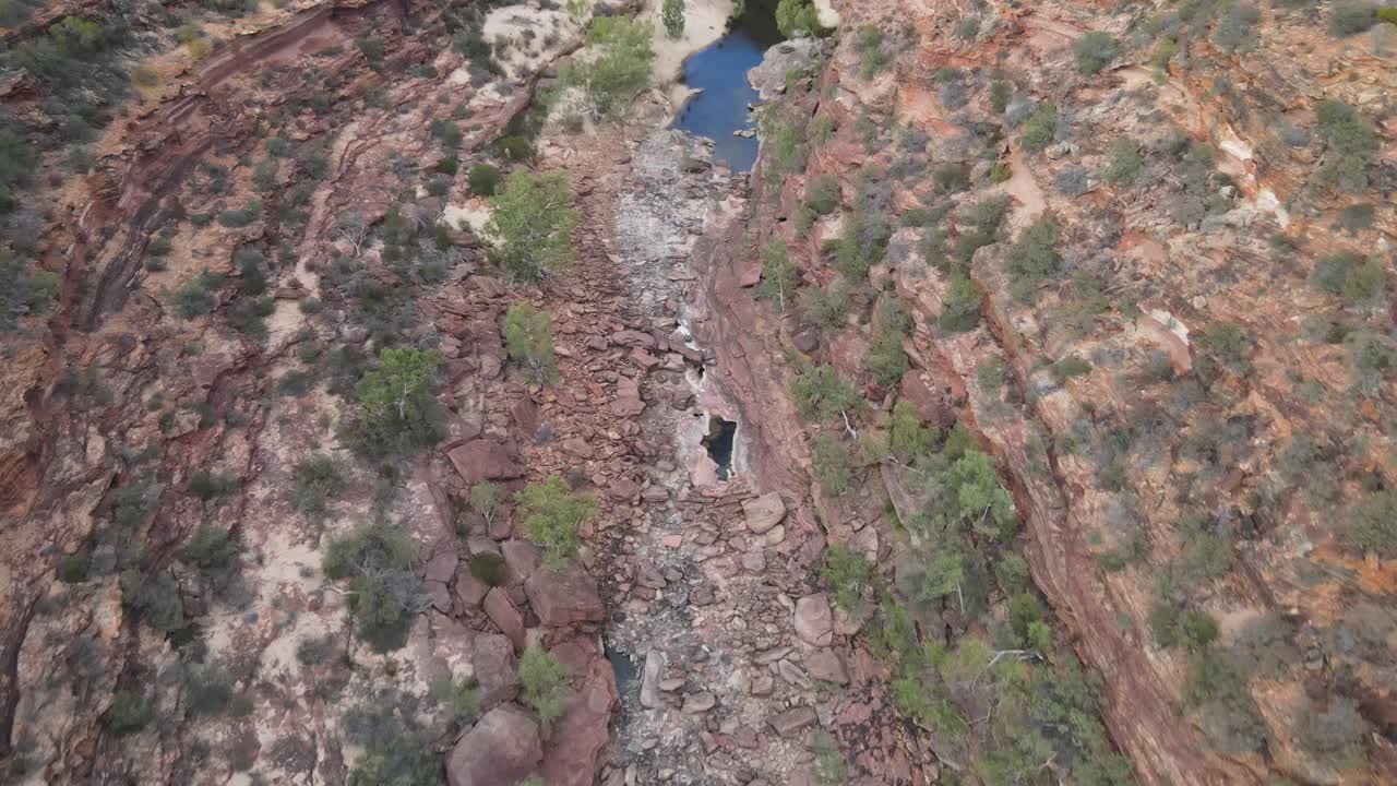 drone aéreo panorámico sobre un desfiladero australiano y un parque nacional con un río que fluye