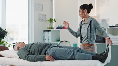 un fisioterapeuta ayuda a un paciente con su rehabilitación