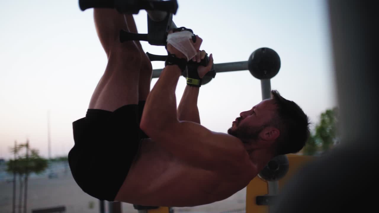 셔츠를 입지 않은 남성 운동선수가 황혼에 운동을 하고 있고 다리가 클로즈업되어 있습니다.