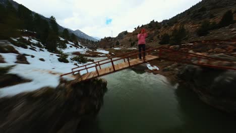 4k, tiro de dron del lecho del río