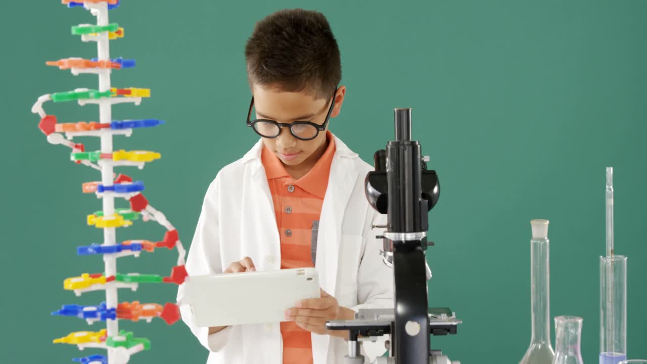 escolar usando una tableta digital durante el experimento 4k