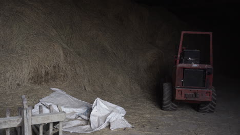 Plano-Medio-De-Equipo-Agrícola-Y-Heno-Dentro-De-Un-Granero