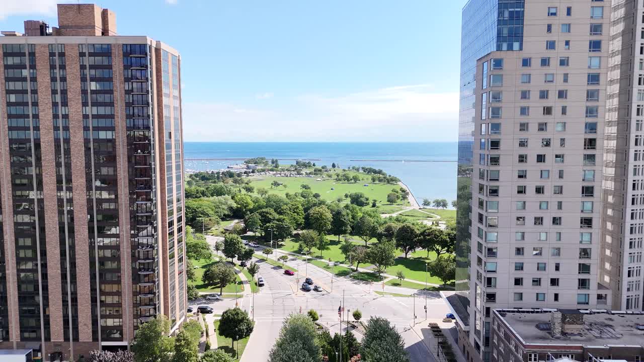 Vista aérea da Kilbourn Avenue, da Kilbourn Tower e da Regency House, junto com o Juneau Park, o Veterans Park, a McKinley Marina e o Lago Michigan. 22 segundos gravados em agosto de 2025.