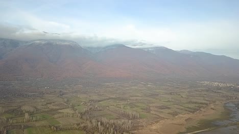 Drone-Delantero-Disparó-Sobre-Un-Lago-En-Grecia-Durante-La-Hora-Dorada