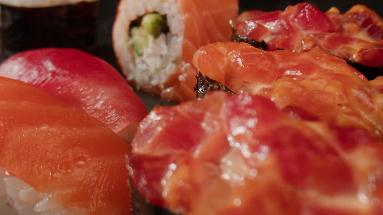 variedad de rollos de sushi de salmón