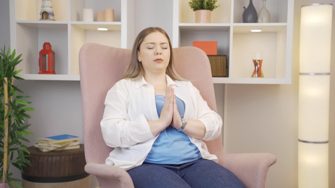 명상하는 젊은 여성.