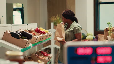 Comprador-Eligiendo-Verduras-Maduras-Naturales-De-Cajas.