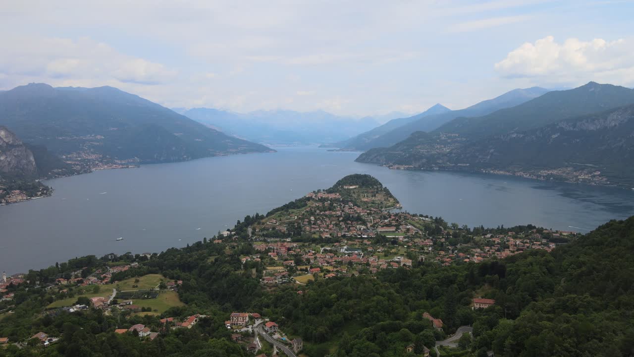 hermoso panorama areal del lago com en el centro de italia en los alpes mientras se pone el sol