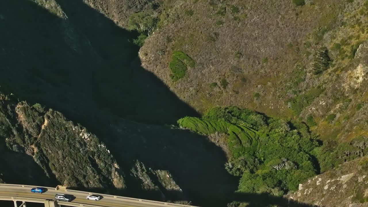 Luftfoto af en kløft med grøn vegetation i Californien, USA