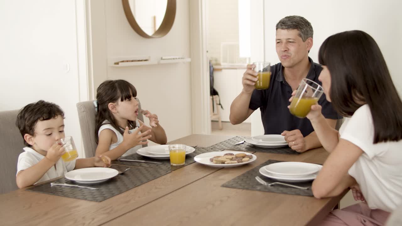 familia con dos niños comiendo galletas