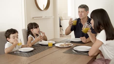 Familie-Mit-Zwei-Kindern,-Die-Kekse-Essen