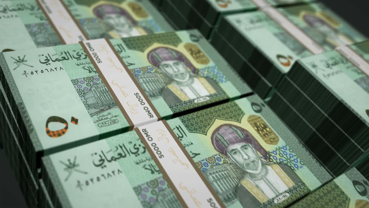 billetes de dinero de rial de omán envueltos en un bucle sin costuras