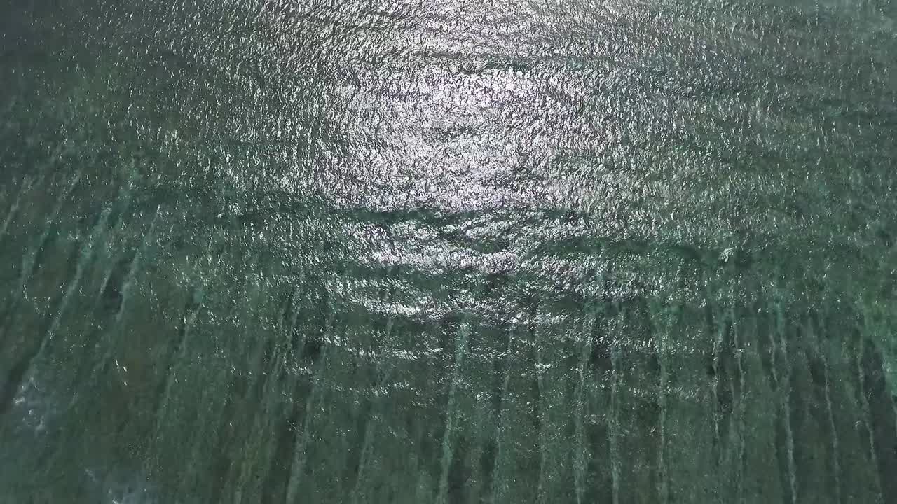 vista aérea de arriba hacia abajo de la playa tropical en la isla de sumbawa con paisaje montañoso, playa de arena y pueblo aislado remoto, destino de viaje de indonesia para unas nuevas vacaciones normales