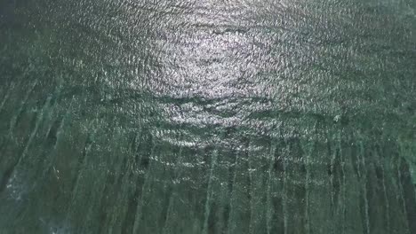 숨바와(sumbawa) 섬에 있는 열대 해변의 공중 하향식 전망, 산지의 모래 해변과 외딴 마을, 새로운 정상적인 휴가를 위한 인도네시아 여행 목적지