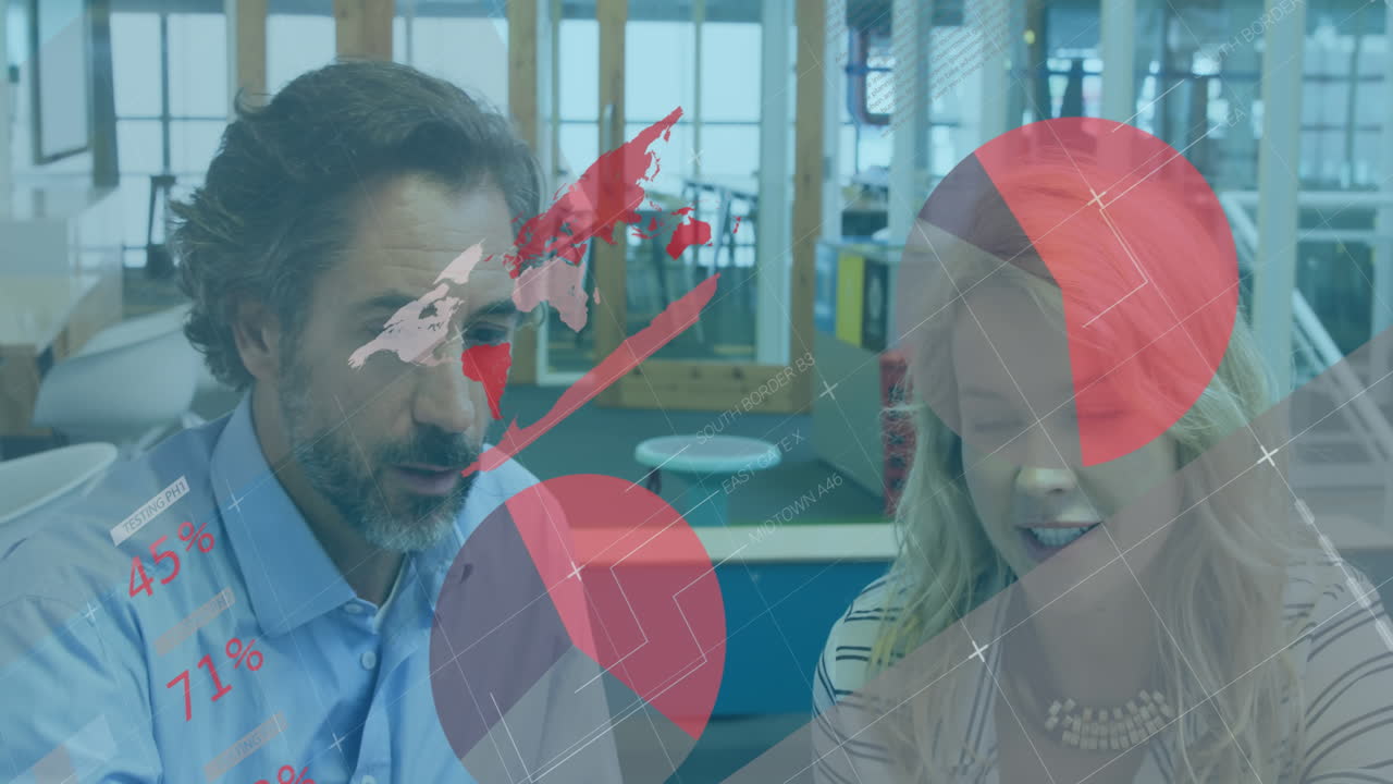 animación de procesamiento de datos sobre hombre de negocios caucásico y mujer de negocios