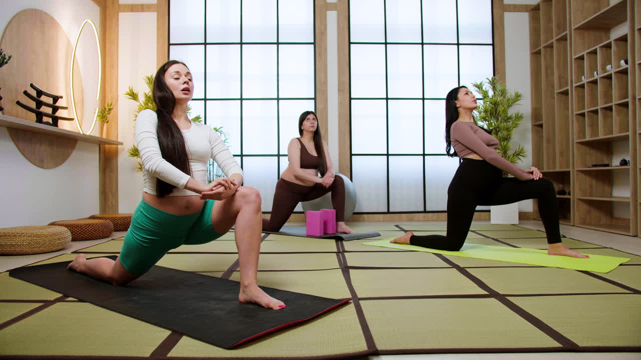 mujeres haciendo yoga en el interior
