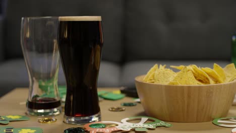 Cerca-De-Un-Vaso-De-Cerveza-Negra-Irlandesa-En-Un-Vaso-De-Pinta-En-La-Fiesta-Que-Celebra-El-Día-De-San-Patricio