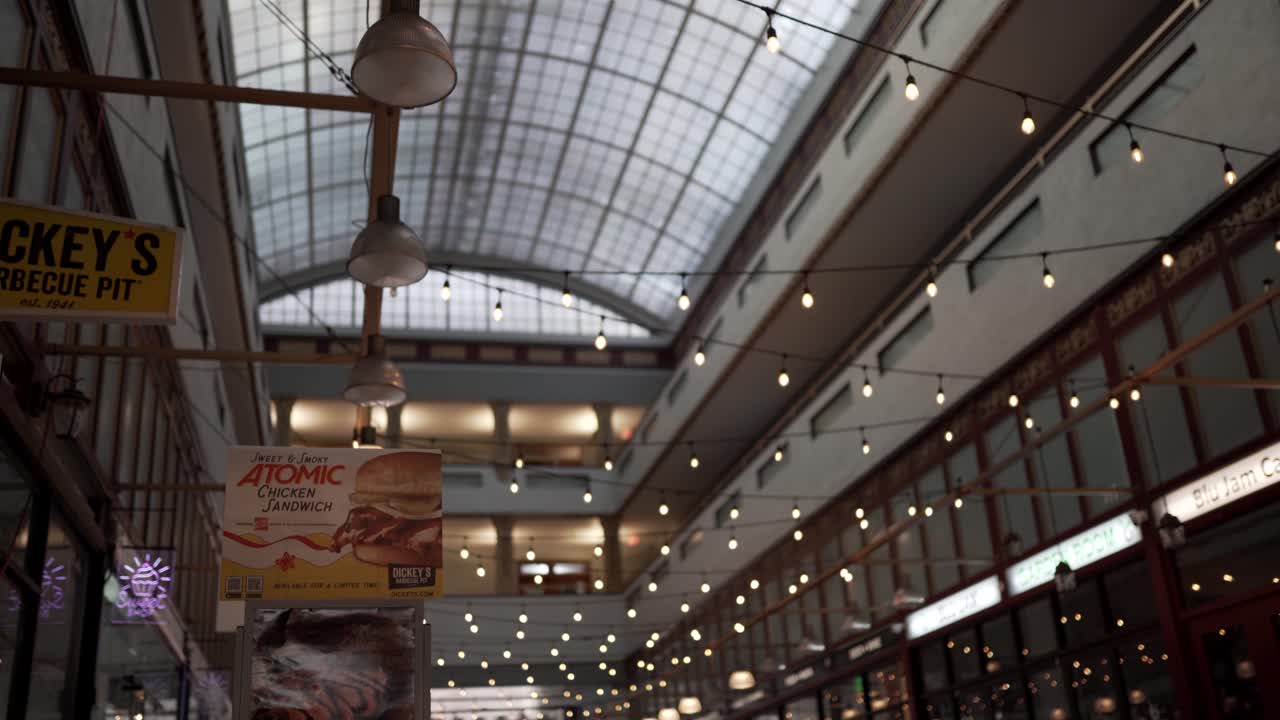 거대한 부드러운 천문,  조명 및 상업 표지판을 가진 아케이드 쇼핑몰 인테리어