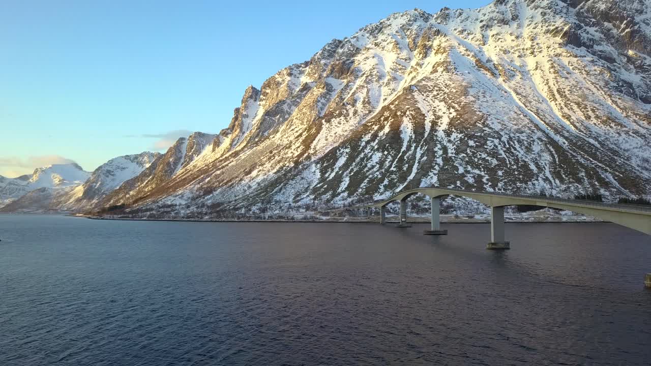 noruega es un país con muchos puentes, debido al fiordo, el agua se abre camino a través de la montaña
