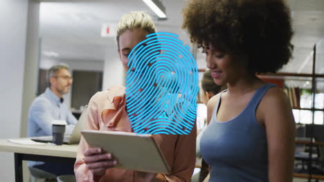 animación de huellas digitales azules sobre diversos colegas hablando en la oficina creativa
