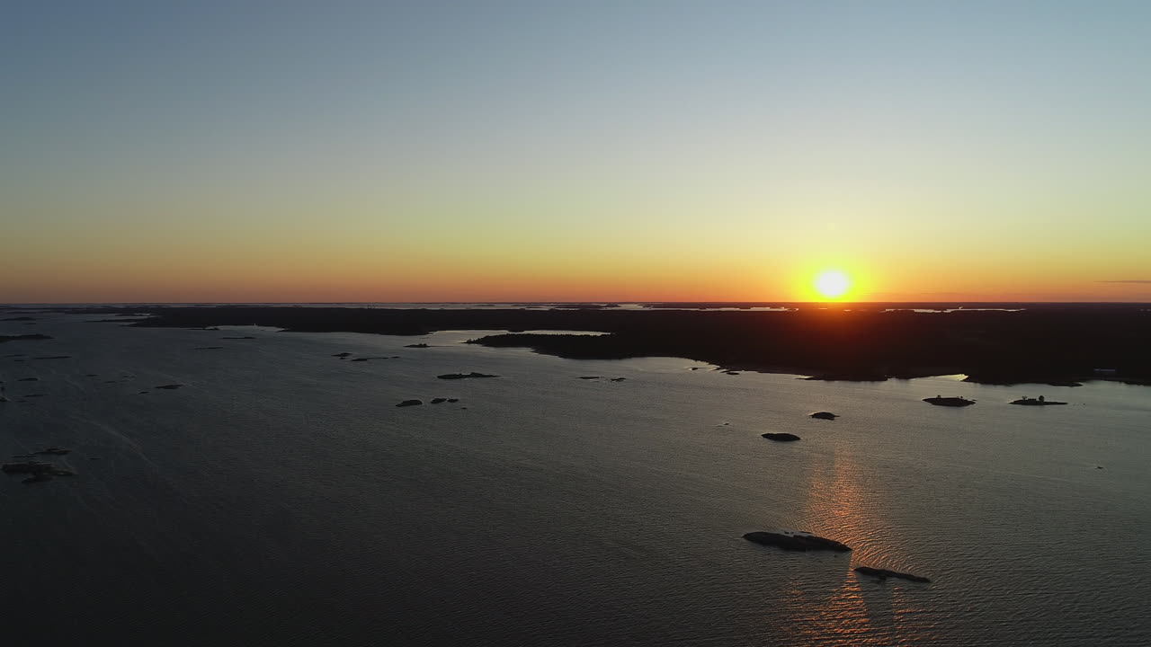 Vista aérea do pôr do sol no arquipélago finlandês.