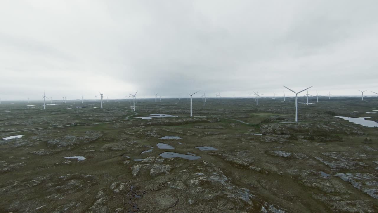 노르웨이 황무지에 있는 많은 풍력 터빈, 공중 fpv 보기