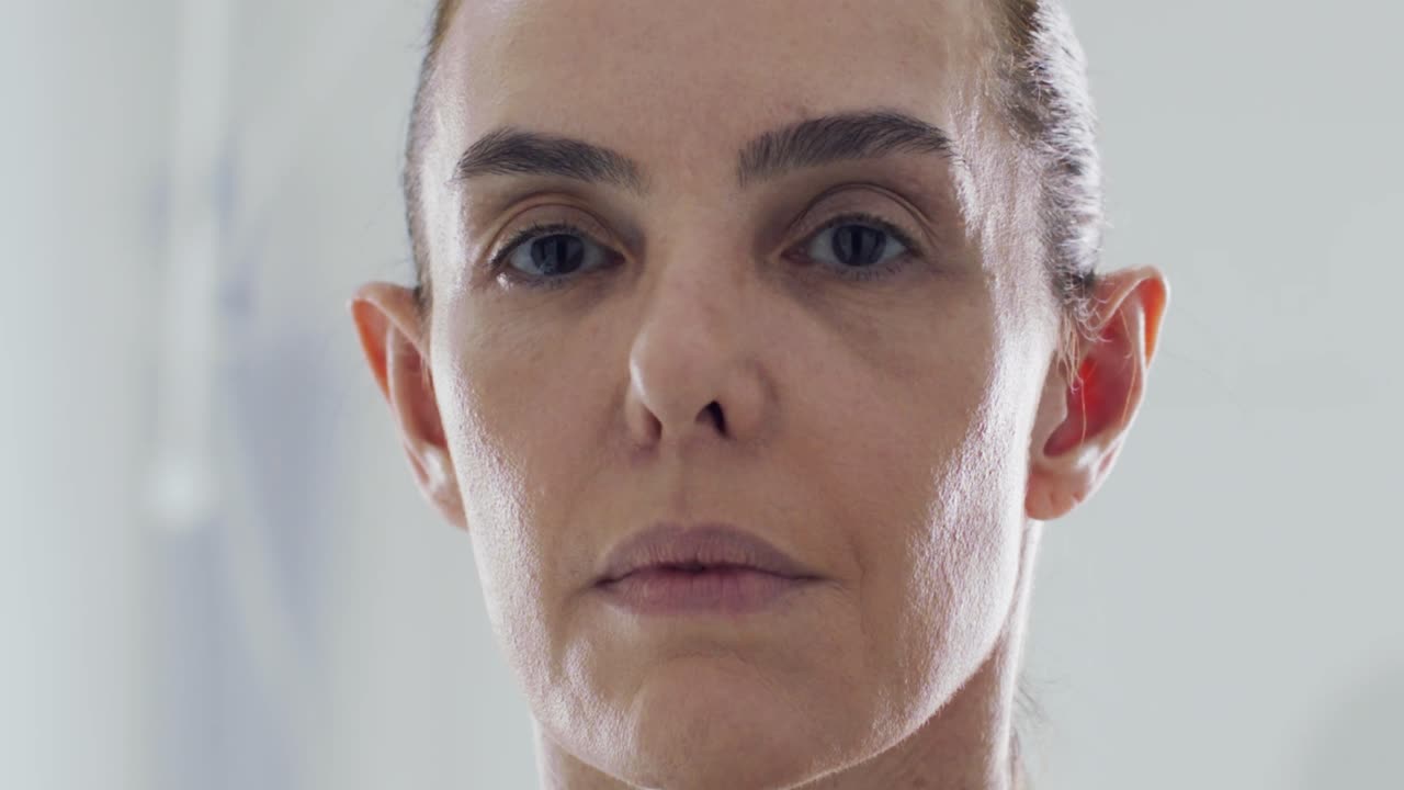 mujer madura con piel problemática